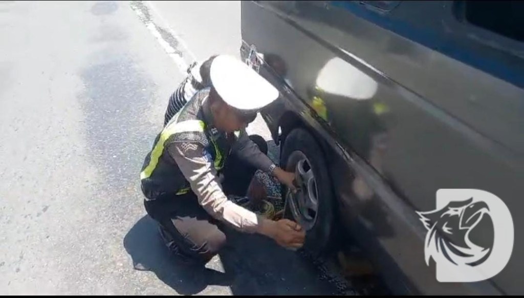 Petugas Posyan Pujahito Nganjuk Bantu Mobil Alami Pecah&nbsp;Ban