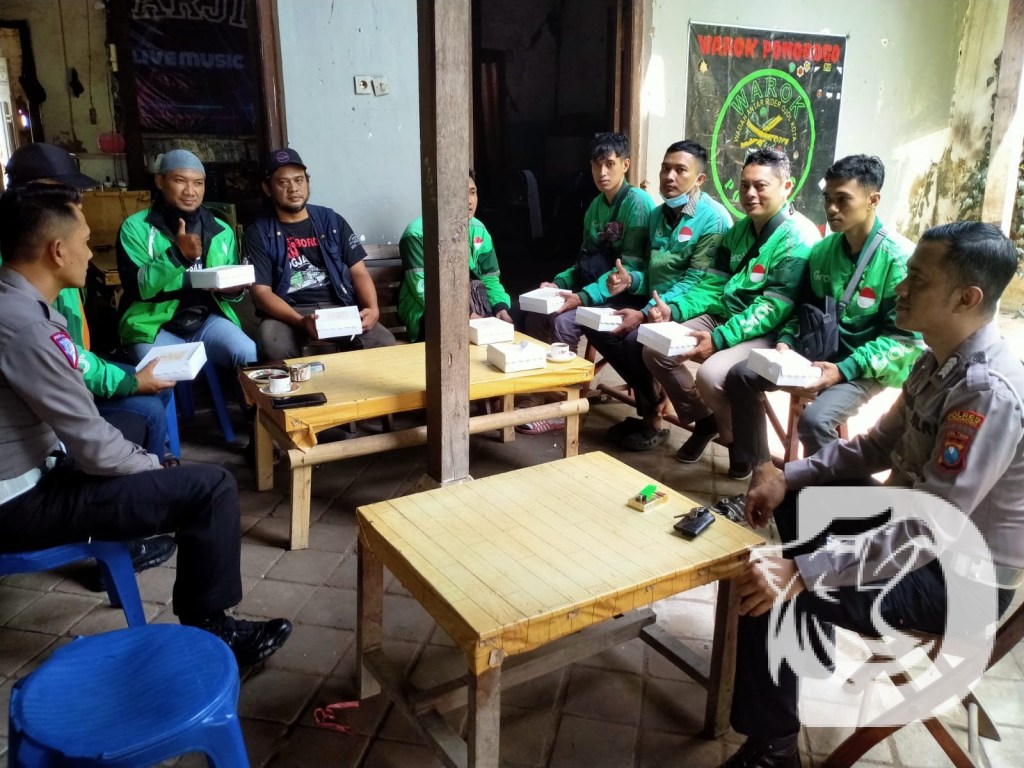Satlantas Polres Ponorogo Dialog dengan Puluhan Sopir dan Ojol