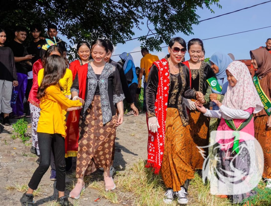 Hari Kartini 2024, Mercure Surabaya Grand Mirama dan Tunas Hijau Bersihkan Pantai dengan Berkebaya