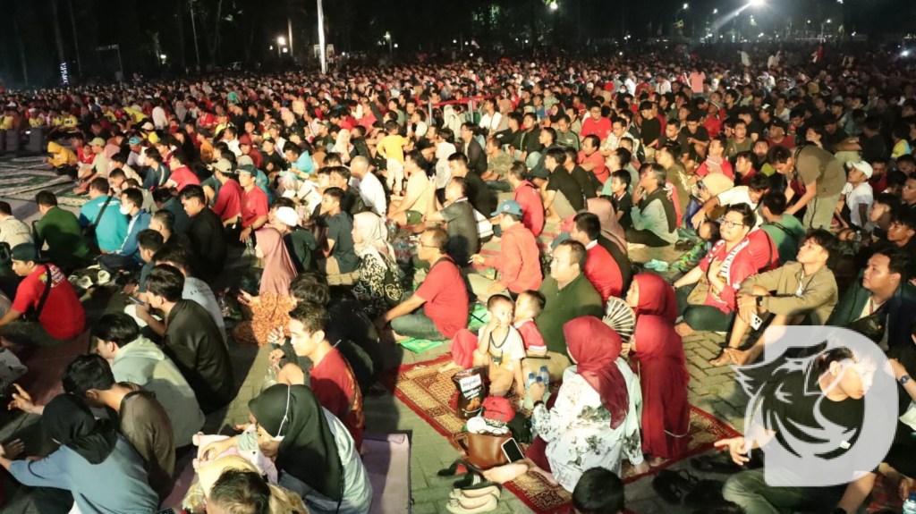 Kapolres Gresik dan Bupati Bareng Warga Nobar Timnas&nbsp;Indonesia