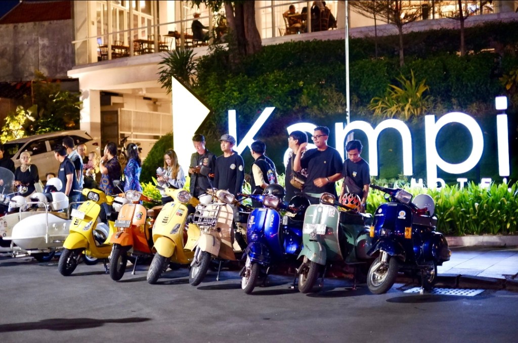 Fun Ride Kota Tua Surabaya Digelar Kampi Hotel Tunjungan Gandeng Komunitas&nbsp;Vespa