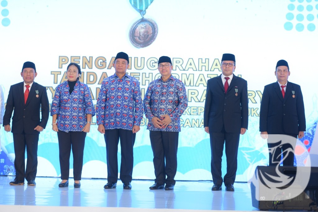 Puncak Harganas, Ketua STKIP PGRI Pacitan Raih Penghargaan Satyalencana Wira Karya