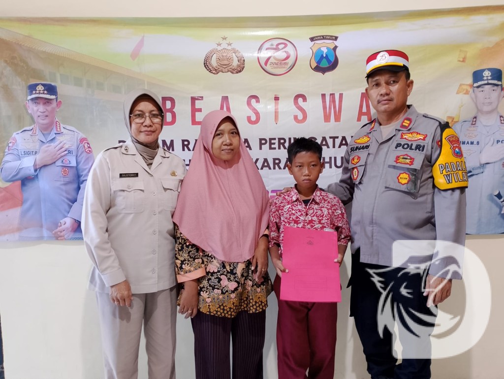 Peringati Hari Bhayangkara ke-78 Polri Peduli Pendidikan, Kapolsek Kedamean Berikan Beasiswa